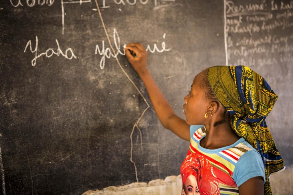 Les langues nationales comme médium : un devoir impératif