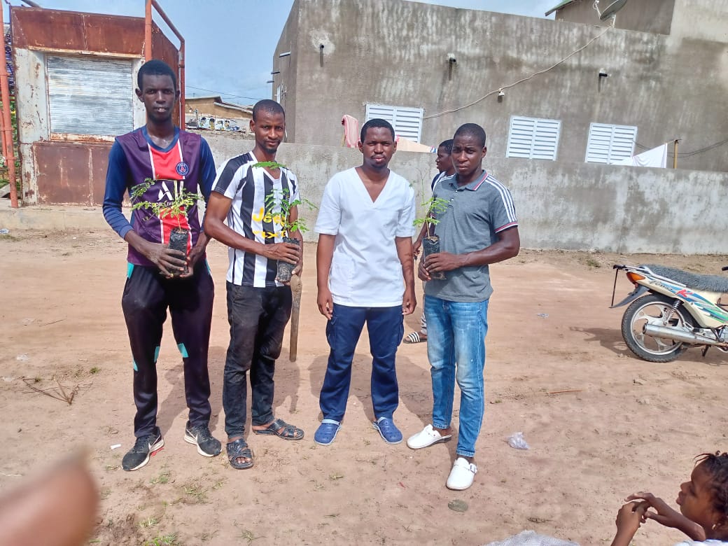 Journée de Nettoyage et Reboisement à Diaobé - Kabendou : Quand l'Amicale des Élèves et Étudiants Agit pour un Environnement Durable.